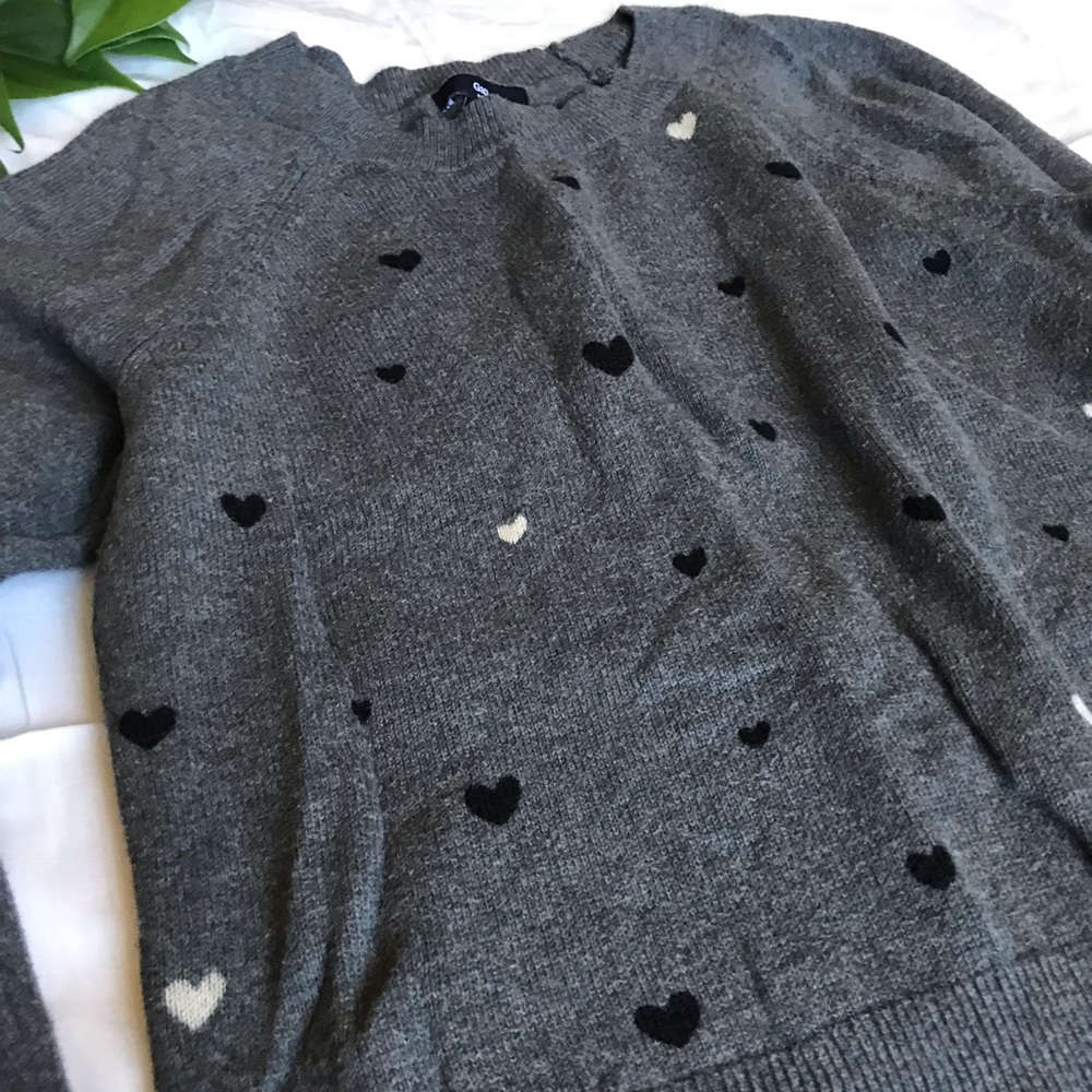 💕 Gap Factory Gray Sweater with Hearts Print